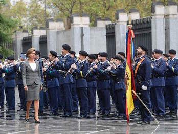 María Dolores de Cospedal pasa revista a tropas españolas. (PIERRE-PHILIPPE MARCOU / AFP)