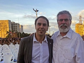 Asier Altuna, junto a Gerry Adams, en La Habana. (SORTU)