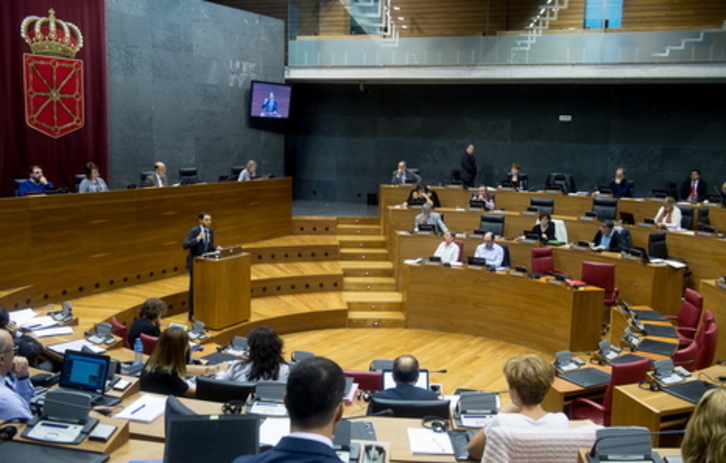 El Parlamento ha dado el visto bueno a la proposición de ley sobre la devolución de la parte de la extra adeudada a los funcionarios. (Iñigo URIZ/ARGAZKI PRESS)