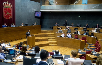 El Parlamento ha dado el visto bueno a la proposición de ley sobre la devolución de la parte de la extra audeudada a los funcionarios. (Iñigo URIZ/ARGAZKI PRESS)