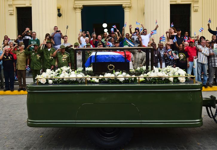 Veteranos uniformados que lucharon junto a Fidel Castro saludan al paso de la comitiva con los restos del líder de la Revolución cubana. (Ronaldo SCHEMIDT/AFP)