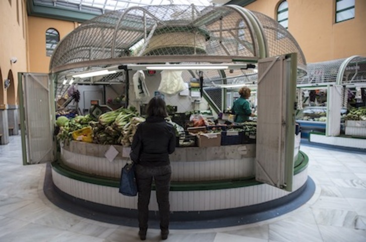 Los puestos del Mercado de Santo Domingo incorporan un sistema de pago a través del móvil. (Jagoba MANTEROLA/ARGAZKI PRESS)