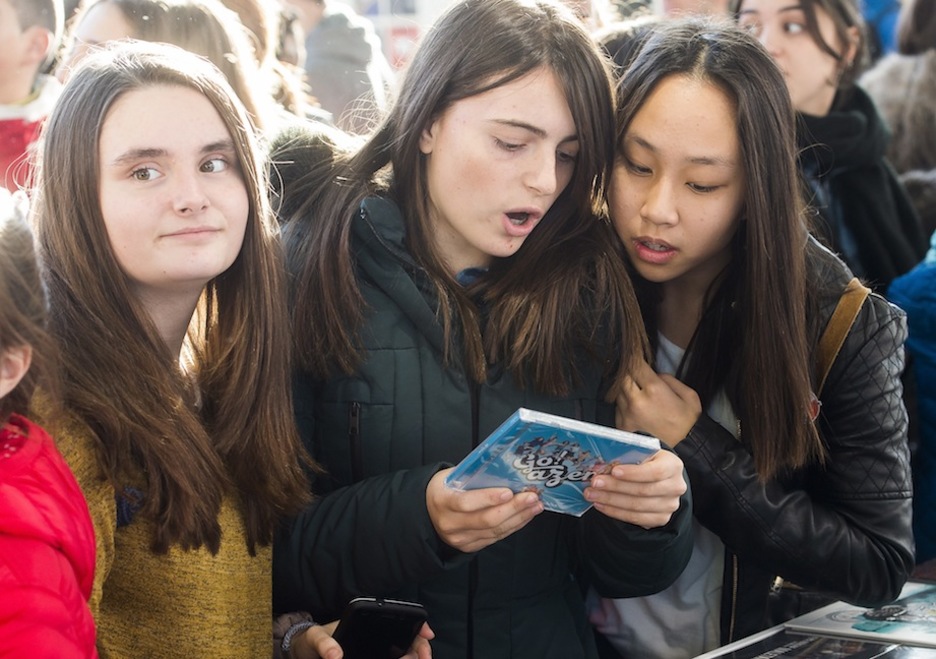 Gazte ugari gerturatu dira gaur azokara. (Luis JAUREGIALTZO / ARGAZKI PRESS)
