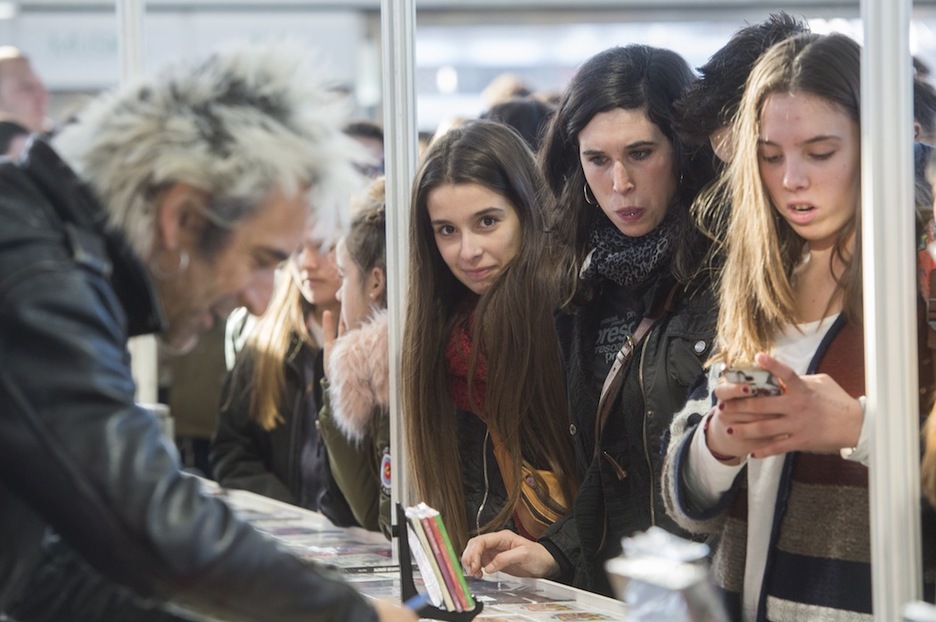 Txapelpunkek ere ez du azoka galdu. (Luis JAUREGIALTZO / ARGAZKI PRESS)