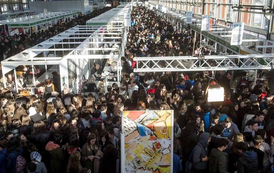 Azoka lehen ordutik bete da. (Luis JAUREGIALTZO / ARGAZKI PRESS)