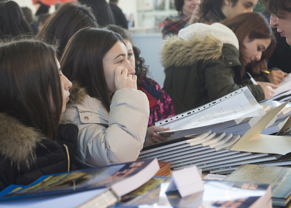 Interesa erakutsi dute gaztetxoek. (Luis JAUREGIALTZO / ARGAZKI PRESS)