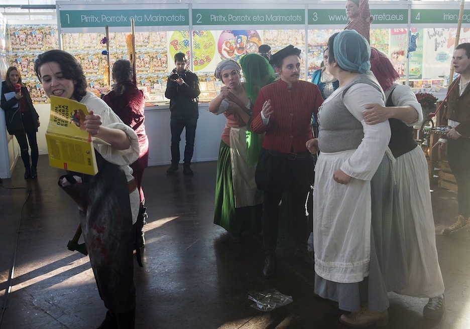 Antzerki batekin eman diote hasiera azokari. (Luis JAUREGIALTZO / ARGAZKI PRESS)