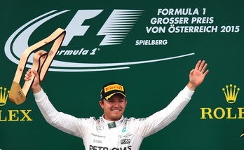 Nico Rosberg se proclamó campeón del mundo de Fórmula Uno en Abu Dhabi. (Joe KLAMAR/AFP)