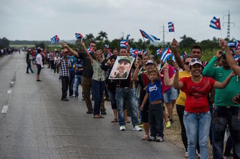 La gente aguarda al borde de la carretera el paso de la comitiva. (Juan BARRETO / ARGAZKI PRESS)