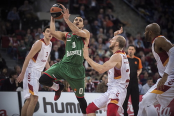 Larkin busca la canasta entre la defensa turca. (Jaizki FONTANEDA / ARGAZKI PRESS)