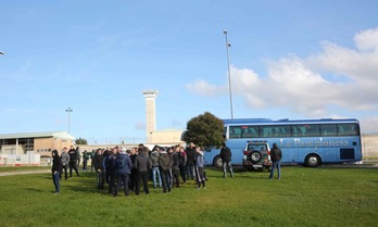 Los guardias civiles retienen los autobuses frente a la cárcel de Soto del Real (Argazki Press)