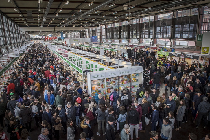 Landako, gaur goizez. Lehen planoan, Toti Martinez de Lezearen sinadura lortzeko ilara. [Gorka RUBIO / ARGAZKI PRESS]