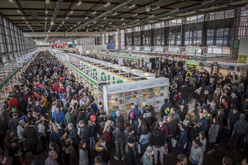 Landako, gaur goizez. Lehen planoan, Toti Martinez de Lezearen sinadura lortzeko ilara. [Gorka RUBIO / ARGAZKI PRESS]