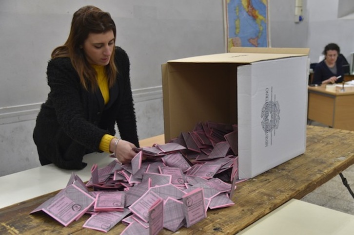 Recuento en un colegio electoral de Roma. (Andreas SOLARO/AFP)