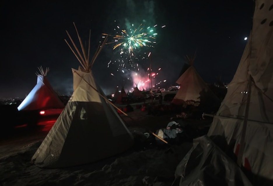 La decisión de suspender los permisos de construcción del controvertido oleoducto ha sido celebrada incluso con fuegos artificiales. (Scott OLSON/AFP) La decisión de suspender los permisos de construcción del controvertido oleoducto ha sido celebrada incluso con fuegos artificiales. (Scott OLSON/AFP)