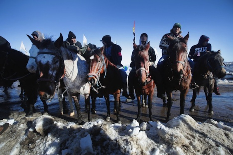 Indígenas y activistas escuchan la ceremonia en la que se comunica la paralización del proyecto. (Scott OLSON/AFP) Indígenas y activistas escuchan la ceremonia en la que se comunica la paralización del proyecto. (Scott OLSON/AFP)