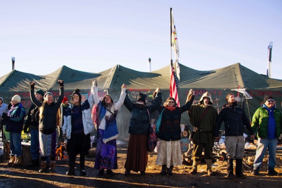 Activistas celebran la suspensión del proyecto cogidos de la mano. (Jim WATSON/AFP) Activistas celebran la suspensión del proyecto cogidos de la mano. (Jim WATSON/AFP)