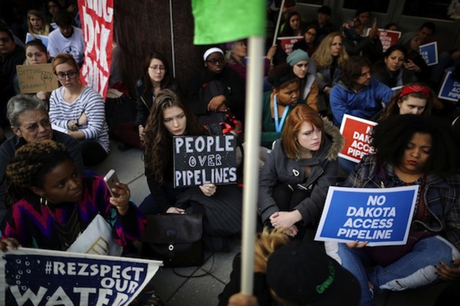Sentada contra el proyecto del oleoducto. (Chip SOMODEVILLA/AFP) Sentada contra el proyecto del oleoducto. (Chip SOMODEVILLA/AFP)