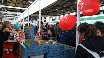 Ikasle ugari hurbildu da Durangoko Azokara astelehenarekin. (@gara_miantzi)