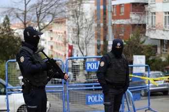 Turkiako Polizia, HDP alderdiaren Ankarako egoitzaren atarian, artxiboko irudi batean. (Adem ALTAN/AFP)