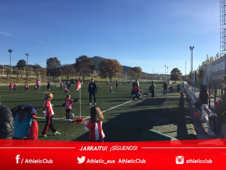 Aficionados rojiblancos en Lezama. (@AthleticClub)