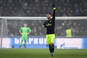 Lucas Pérez saluda tras marcar uno de sus tres goles con el Arsenal. (PATRICK HERTZOG / AFP)