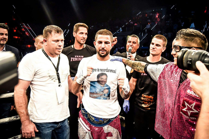 El preparador bilbaino Kepa Sabin, entre el speaker y Gaby Sarmiento, y Andoni Domínguez, prácticamente tapado, en el ring del Gran Canaria Arena, instantes después de que Ferino V fuera proclamado campeón de Europa del peso wélter. (Eusko Box)