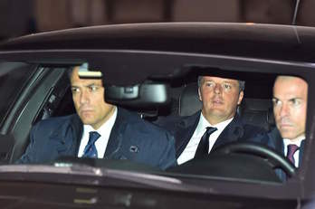 Matteo Renzi llega al Quirinale para presentar su dimisión. (VINCENZO PINTO / AFP)