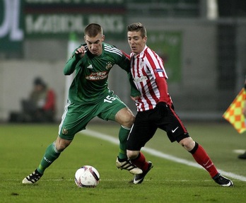 Iker Muniain pugna por un balón con Srdjan Grahovac. (Guenter R. ARTINGER/AFP)