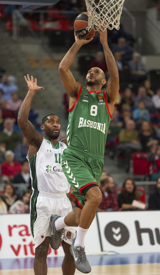 Hanga se dispone a anotar dos puntos. (Juanan RUIZ / ARGAZKI PRESS)