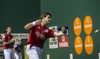 Irribarria pilota astintzen (Jagoba MANTEROLA / ARGAZKI PRESS)