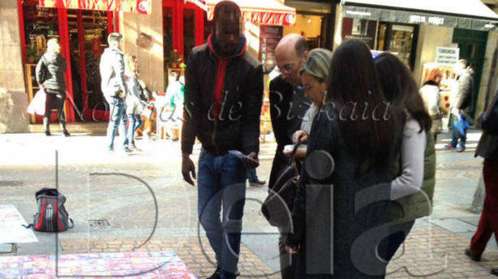 Imagen de Carlos Urquijo comprando en un ‘Top manta’, difundida por ‘Deia’. (DEIA)