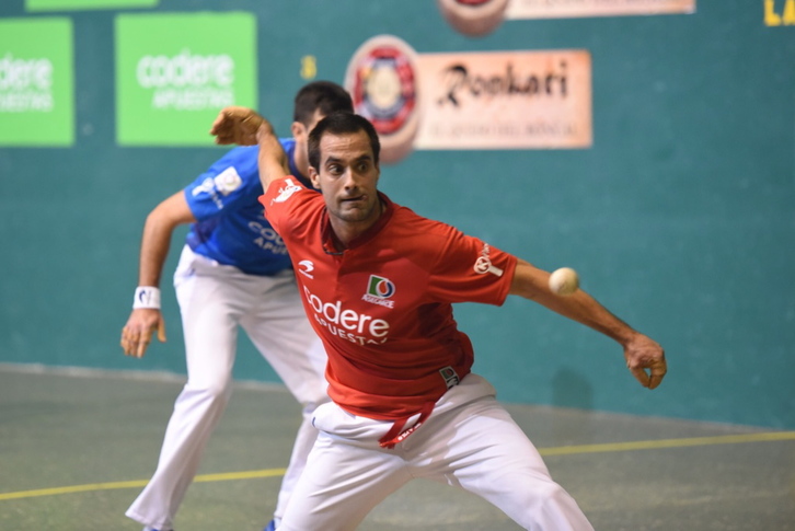 Oinatz Bengoetxea pilota astintzen (Andoni CANELLADA / ARGAZKI PRESS)