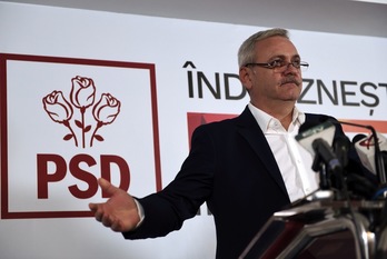El líder del PSD, Liviu Dragnea, comparece tras votar. (Daniel MIHAILESCU/AFP) 