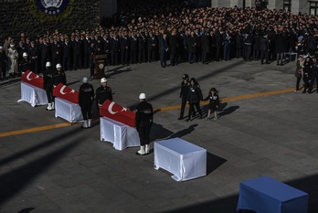 Funerales por los policías muertos en el doble atentado de Estambul. (Ozan KOSE/AFP)
