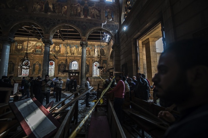 Koptoen katedralaren itxura, erasoaren ostean. (Khaled DESOUKI/AFP) 