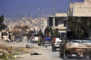 Fuerzas progubernamentales, en el distrito de Al Sheikh Said de Alepo. (George OURFALIAN/AFP)