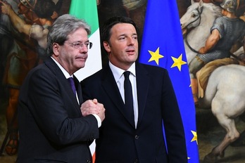 Gentiloni y Renzi se saludan en el acto de traspaso de poderes. (Vincenzo PINTO/AFP)