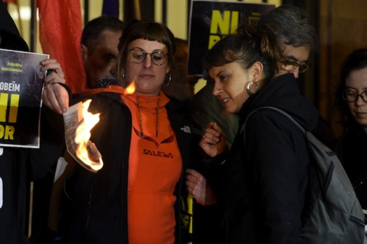 Mireia Vehí, diputada de la CUP, y María Rovira, edil de la formación en Barcelona, durante una protesta contra los arrestos. (Josep LAGO/AFP)