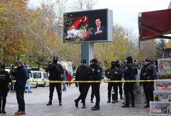 Policías turcos desplegados en Ankara. (Adem ALTAN/AFP)