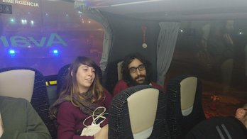 Miralles y Santacana, en el autobús, antes de ser arrestados. (@cupbarcelona)