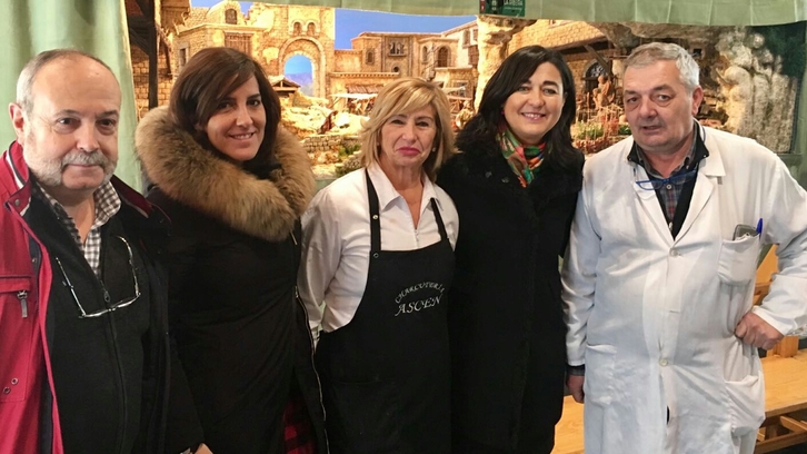 Yolanda Díez, Bilboko Udaleko Osasun eta Kontsumo Saileko zinegotzia Erriberako merkatariekin jaiotza ikustera joan da. (Bilboko Udala)