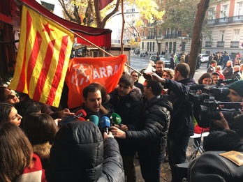 Uno de los detenidos, Aitor Blanc, atiende a los medios tras salir de la Audiencia Nacional. (@JaumeTai)