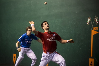 Elezkano golpea con Artola atento, antes de la lesión de este último. (Jaizki FONTANEDA / ARGAZKI PRESS)