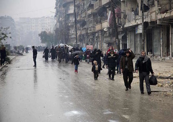 Civilies abandonan la ciudad de Alepo. (KARAM AL-MASRI / AFP)