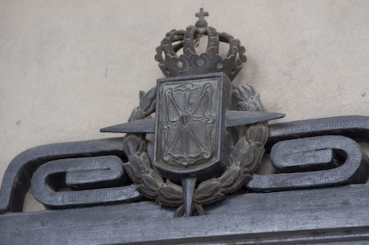 Laureada que se puede ver en una ventana del Banco de Santander en los porches de la plaza del Castillo. (Iñigo URIZ/ARGAZKI PRESS)