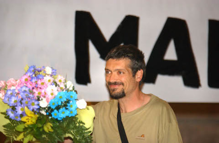 Manu Azkarate, durante su recibimiento tras salir de la cárcel en 2004. (Goka RUBIO / ARGAZKI PRESS)