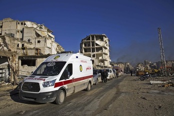 Ambulancias desplegadas en el este de Alepo. (Karam AL-MASRI/AFP)