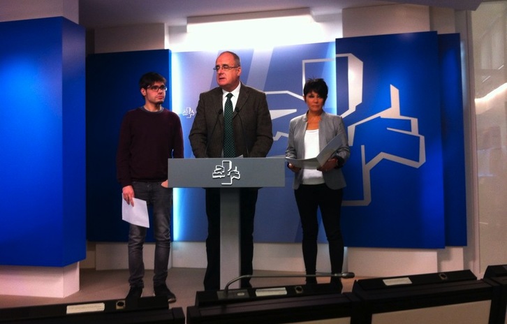 Lander Martinez, Joseba Egibar eta Maddalen Iriartek irakurri dute Kataluniaren aldeko adierazpena. (@gara_iiriondo)