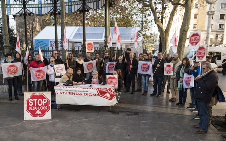 Stop Desahucios ha comparecido en Donostia junto a partidos y organizaciones sociales. (Gorka RUBIO/ARGAZKI PRESS)